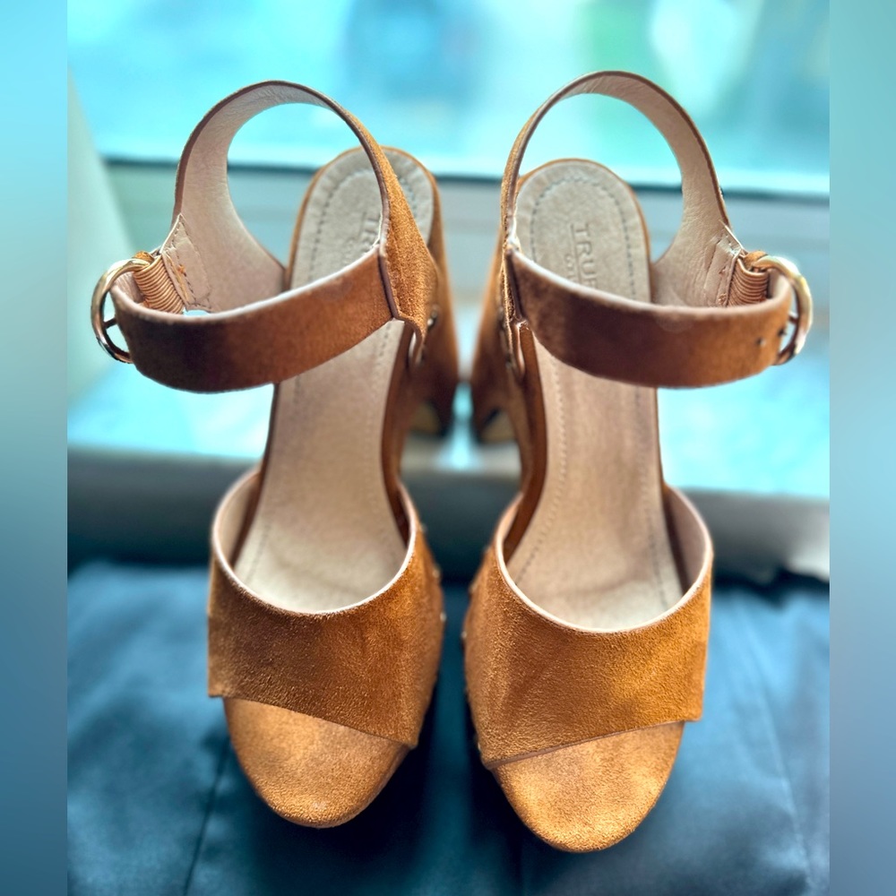 Truffle Collection Cognac Suede Platform(6.5)